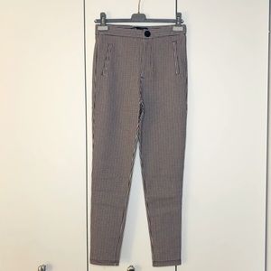 Zara slim fit houndstooth leggings/cropped pants US size M